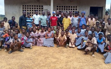 À Ouéguiré, la solidarité communautaire nourrit l’école et ravive l’espoir des élèves