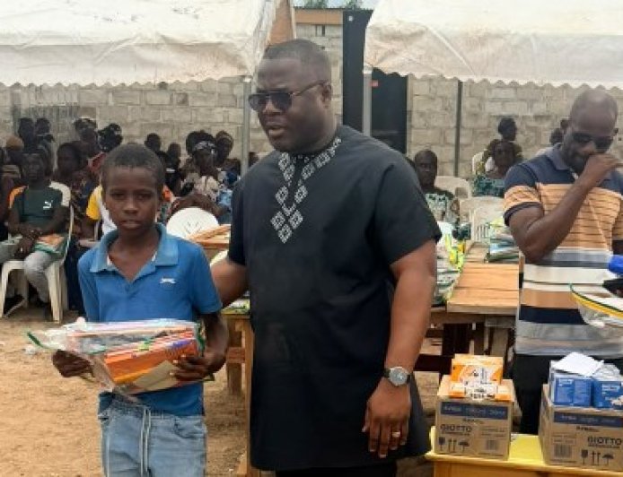 Ouragahio : Gozoa Serge Olivier offre 200 kits scolaires et désamorce le stress de la rentrée