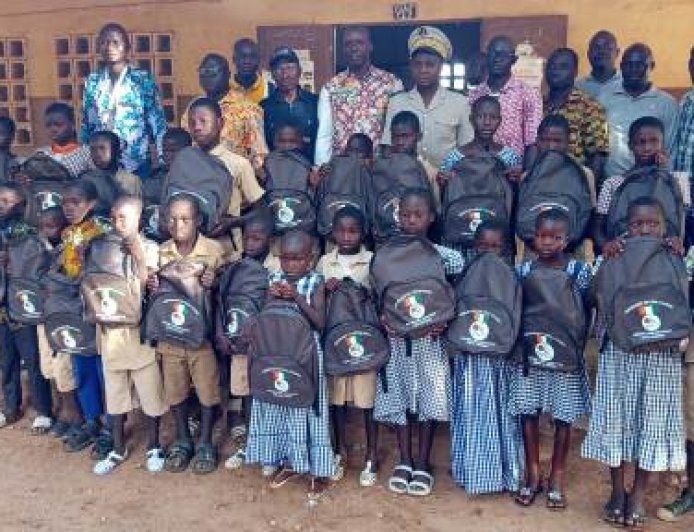 Sinématiali : L’OIA offre 40 kits scolaires à des élèves vulnérables