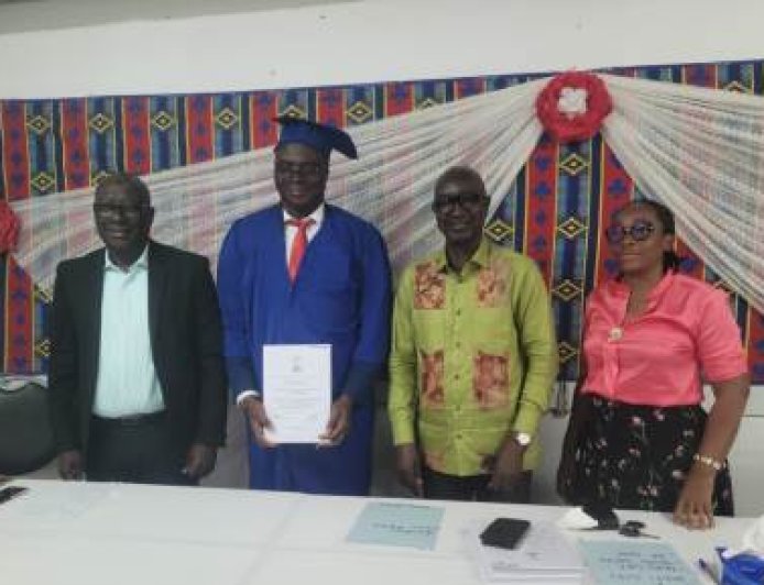 Soutenance de Master 2 : Gougou Kacou Firmin décrypte l’impact des réseaux sociaux sur les journaux imprimés