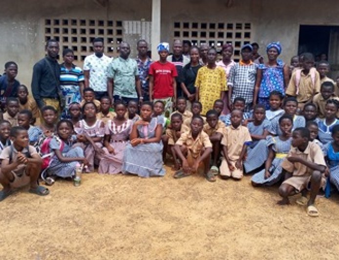 À Ouéguiré, la solidarité communautaire nourrit l’école et ravive l’espoir des élèves