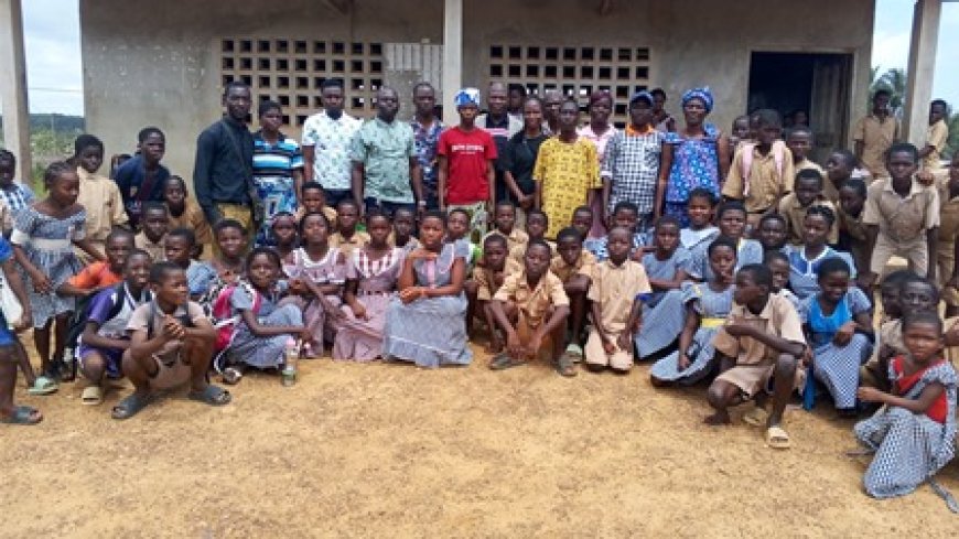 À Ouéguiré, la solidarité communautaire nourrit l’école et ravive l’espoir des élèves